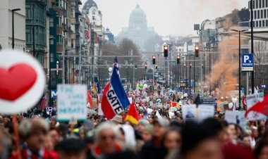 Brüksel'de binlerce kişi salgın tedbirlerini protesto etti