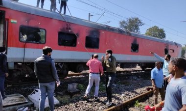 Hindistan’da yolcu treninde yangın!