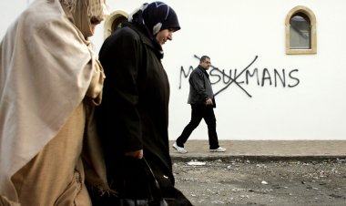 Fransa'da iki mescide İslam karşıtı yazılar yazıldı