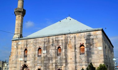 Yunanistan'da cami karşısına İslam karşıtı sözler içeren pankart asıldı