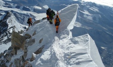Everest Dağı'nda 2 bin yılda oluşan buz kütleleri 25 yılda yok oldu