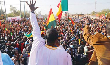 Mali'de binlerce kişi Fransız elçinin ülkeyi terk etmesini kutladı