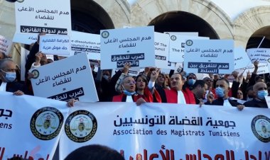 Tunus'ta Yüksek Yargı Konseyinin feshedilmesi kararına tepkiler sürüyor