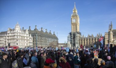 İngiltere'de artan hayat pahalılığı Londra'da protesto edildi