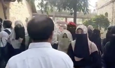 İslam düşmanı Hindu yönetimin başörtüsü yasağı devam ediyor