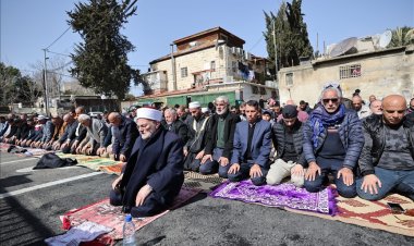 Filistinliler cuma namazını, işgalcilere karşı direnen Şeyh Cerrah'ta kıldı