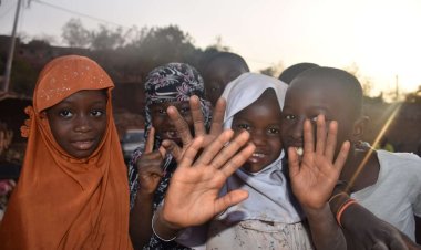 Avrupa Yetim Eli Mali'de çocukları giydirdi