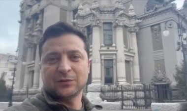 Zelenskiy: Silahlarımızı bırakmayacağız, devletimize sahip çıkacağız!