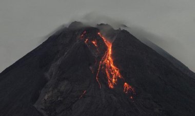 Endonezya'da Merapi Yanardağı'nda patlama