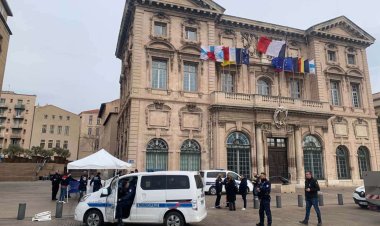 Fransa'da polise bıçaklı saldırı