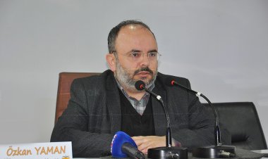 "Küresel sisteme göre kadın bir reklam malzemesidir"