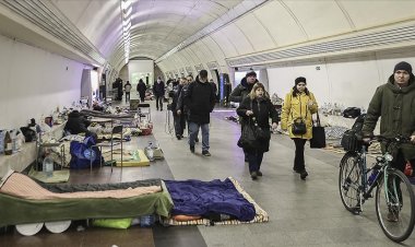 Rus hava saldırılarından korkan Kievliler metro istasyonlarında kalmayı sürdürüyor