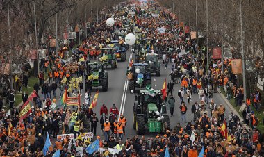 İspanya'da çiftçiler meydanlara indi