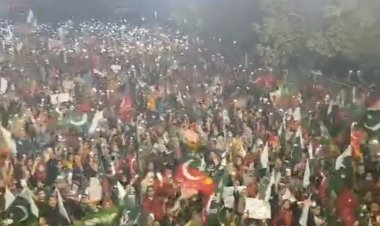 Pakistan'da halk meydanlara indi: İmran Han'a büyük destek