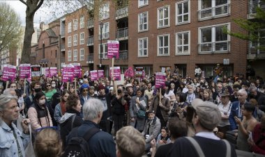 İngiltere'nin göçmenleri Ruanda'ya gönderme planı protesto edildi
