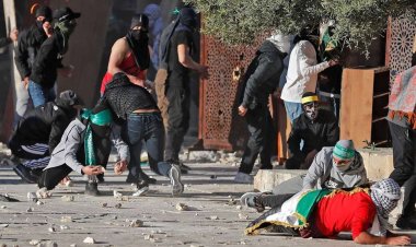 Siyonist çete sabah namazında Mescid-i Aksa'da cemaate saldırdı