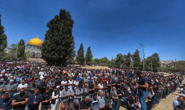 On binlerce Filistinli Cuma Namazı için Mescid-i Aksa'ya akın etti