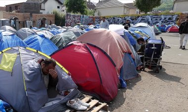 Fransa'da göçmenler otoparkta yaşam mücadelesi veriyor