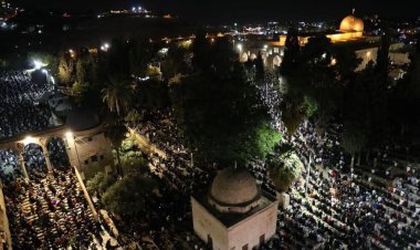 Müslümanlar Kadir gecesinde Mescid-i Aksa'ya akın etti