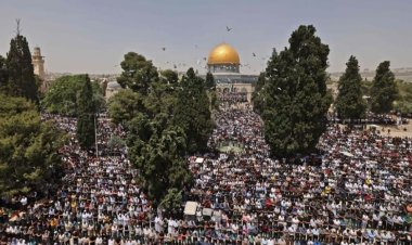 Ramazanın son cumasında Mescid-i Aksa'da 160 bin kişi saf tuttu