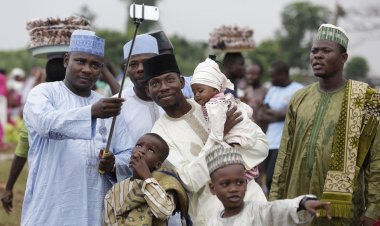 Nijeryalılar Ramazan Bayramı'nı geleneksel kıyafetleriyle kutluyor