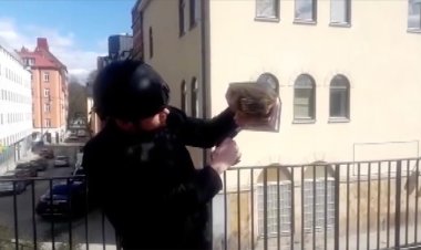 Polis korumasında çirkin provokasyon: Cami önünde Kur'an-ı Kerim yaktı