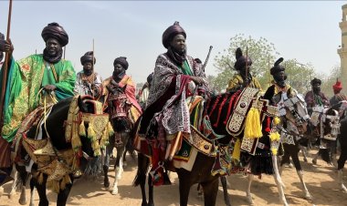 Nijerya'da bayram gelenekleri atlı geçit törenleriyle renkleniyor