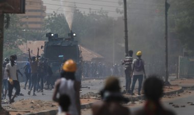 Sudan'da halk askeri yönetimi protesto etti