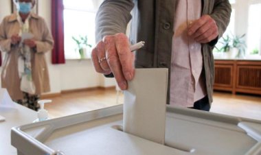 İngiltere'de iktidar partisi 467 sandalye kaybetti