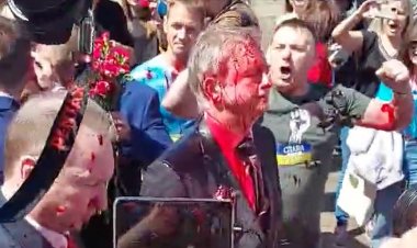 Rusya'nın Varşova Büyükelçisi Andreev'e kırmızı boyalı protesto