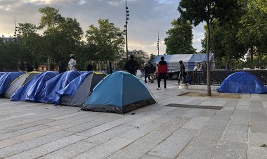 Paris’te ‘küçük göçmenler’ kalıcı barınma talebiyle meydanda kamp kurdu