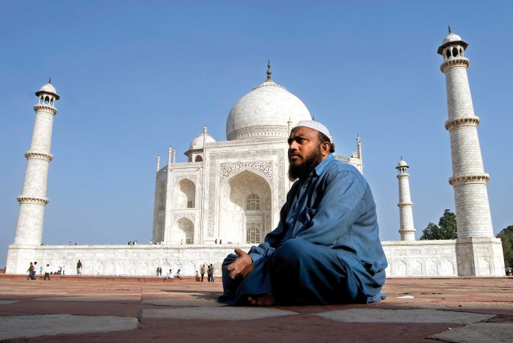 İslam düşmanı Hindu yönetim namaz kılan Müslümanları gözaltına aldı