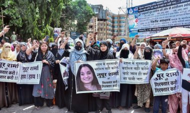 Hindistan'da İslam dinine hakaret eden Sharma ve Kumar'ın görevlerine son verildi