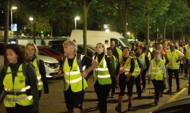 Hollanda'da binlerce kişi mültecilere destek için 40 kilometre yürüdü