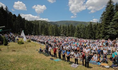 Bosna Hersek'teki 512. Ayvaz Dede Şenlikleri binlerce kişinin kıldığı öğle namazıyla sona erdi