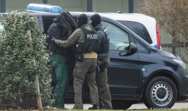 Almanya'da haklarında tutuklama kararı bulunan 568 aşırı sağcı aranıyor