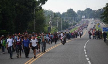 Biden, göçmenlerin tutuklanmasını sınırlayan kuralları askıya aldı