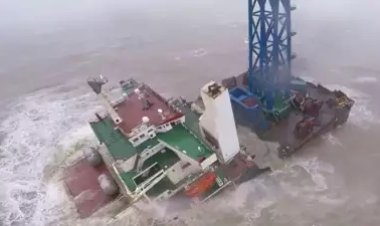 Hong Kong'ta gemi ikiye ayrıldı: Onlarca kişi kayıp