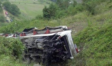 Pakistan'da yolcu otobüsü vadiye devrildi: 19 kişi öldü