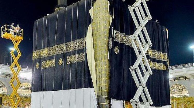 Kabe'nin örtüsü yenisiyle değiştirildi