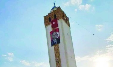 Tunus diktatörü camilere kendi posterlerini astırıyor