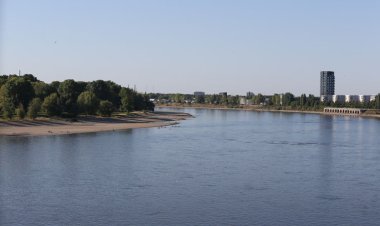Aşırı sıcaklar Almanya'nın önemli ticaret yollarından Ren Nehri'ni kurutuyor