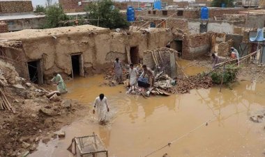 Pakistan'da 16 binden fazla okul kullanılamaz hale geldi