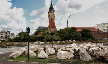 Fransa'nın Calais kentinde göçmenler kamp kurmasın diye merkezi noktalara kaya döşendi