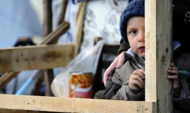 Fransa’da 42 binden fazla çocuk derme çatma barınaklarda yaşıyor