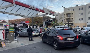 Fransa'da "banliyölü gençler" akaryakıt kuyruklarında saatler süren bekleyişi 20 dakikaya düşürdü