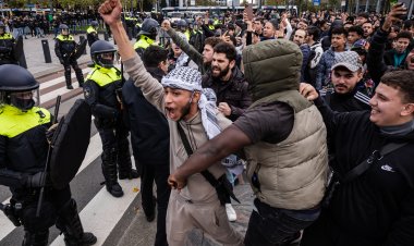 Müslümanların karşı gösterisi ırkçı PEGIDA’nın Kur’an yakma eylemini engelledi