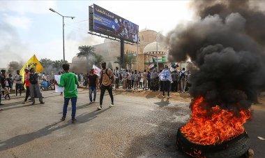 Sudan'da kabile çatışmalarını protesto edenler valilik binasını ateşe verdi