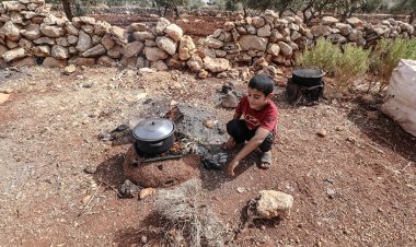 İdlib'deki çadır kamplarda yaşayan siviller ısınmak için naylon ve tezek topluyor
