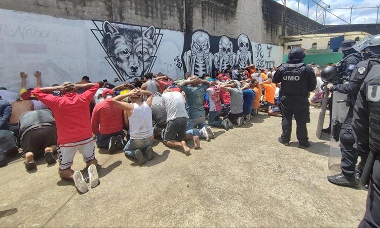 Ekvador'da cezaevinde mahkumlar çatıştı: En az 15 ölü